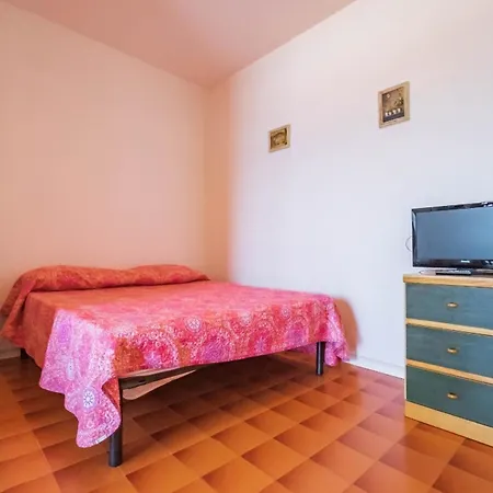 Einzimmerwohnung Im 2 Stock Mit Meerblick, Parkplatz Und Klimaanlage *