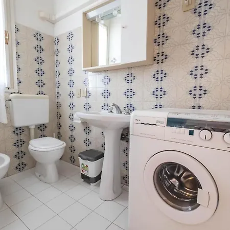 Apartman Einzimmerwohnung Im 2 Stock Mit Meerblick, Parkplatz Und Klimaanlage