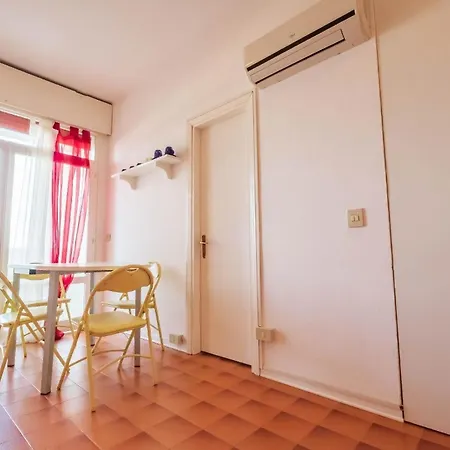 Einzimmerwohnung Im 2 Stock Mit Meerblick, Parkplatz Und Klimaanlage Apartment